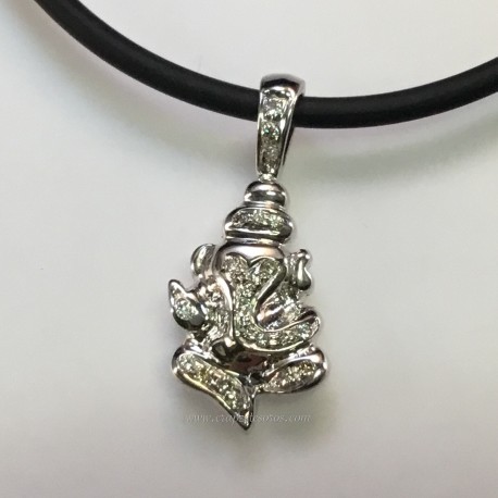 Ganesha en colgante de oro blanco con diamantes.