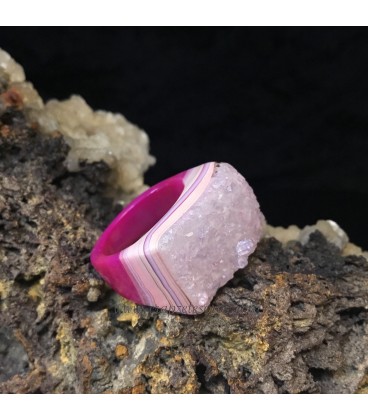 Ágata cristal rosa tallada en anillo macizo