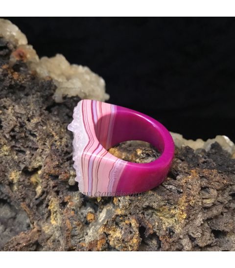 Ágata cristal rosa tallada en anillo macizo