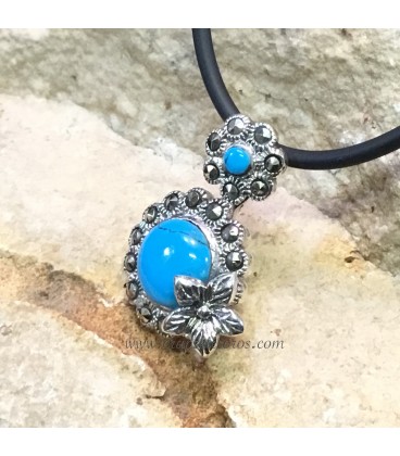 Howlita azul en colgante de plata de ley con flor y marcasitas.