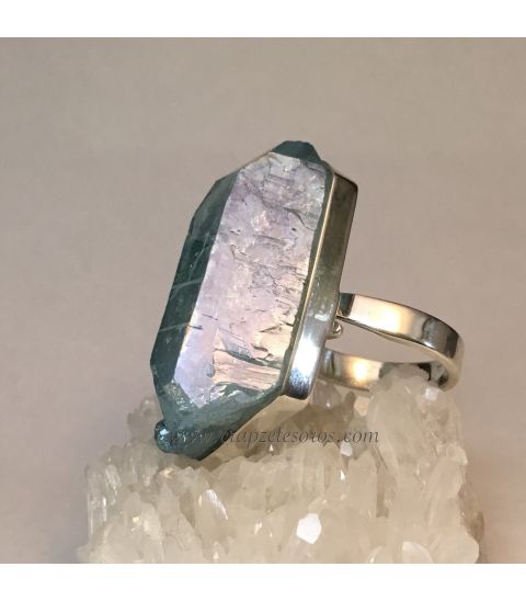 Cuarzo aura cromático y exclusivo en anillo de plata de ley