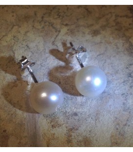 Perla blanca esferica en pendientes de plata