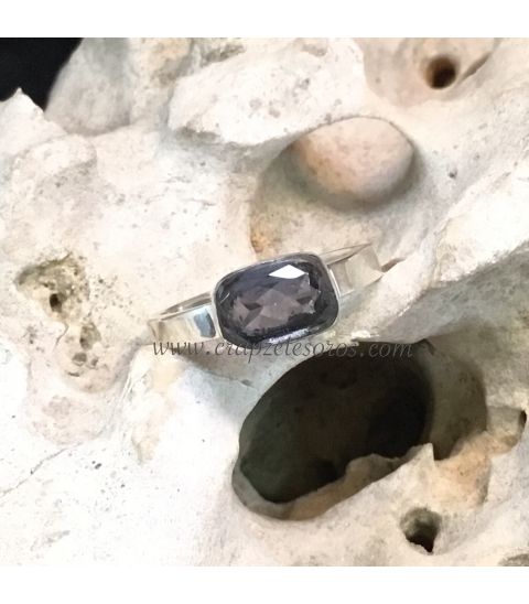 Iolita gema facetada en anillo de plata de ley