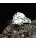 Cuarzo gema facetada sobre anillo de plata de ley