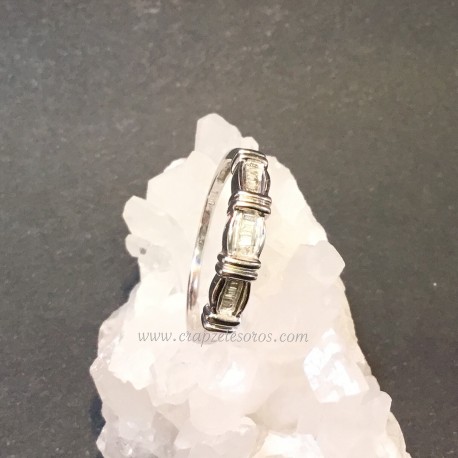 Doce Diamantes talla baguette en anillo de oro blanco