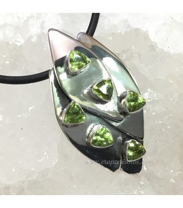 Seis Olivinas o Peridotos en colgante original de plata de ley