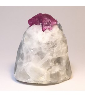 Rubí cristalizado sobre matriz de Cuarzo con Aguamarina interna