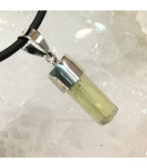 Cristal natural de Heliodoro o Aguamarina amarilla en colgante de plata de ley