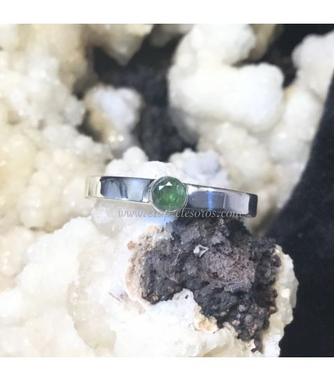 Tsavorita granate verde en anillo de plata de ley