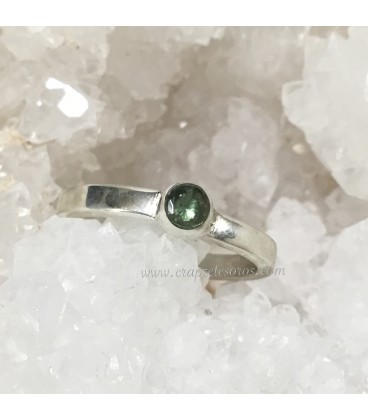 Tsavorita granate verde en anillo de plata de ley