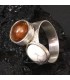 Cabujones de Ámbar y Howlita creando este anillo Yin Yang de plata de ley