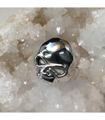 Calavera en anillo de plata de ley