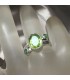Olivina o peridoto y esmeraldas en anillo exclusivo de plata de ley
