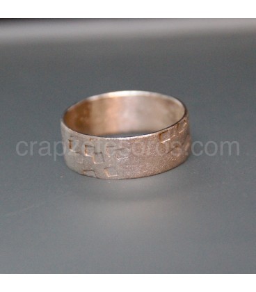 Anillo de plata grabada con relieves cuadrados