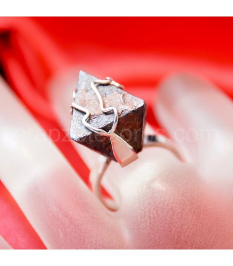 Magnetita octaédrica en exclusivo anillo de plata de ley