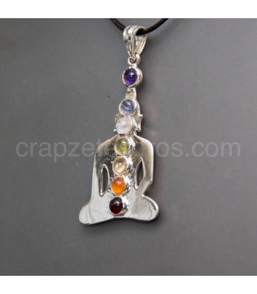 Buda con siete gemas de chakras en colgante de metal plateado