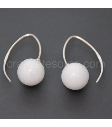 Jade blanco talla esfera en pendientes de pez de plata de ley