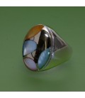 Nácar de colores engastados en anillo de plata de ley