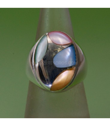 Nácar de colores engastados en anillo de plata de ley