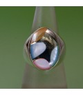 Nácar de colores engastados en anillo de plata de ley