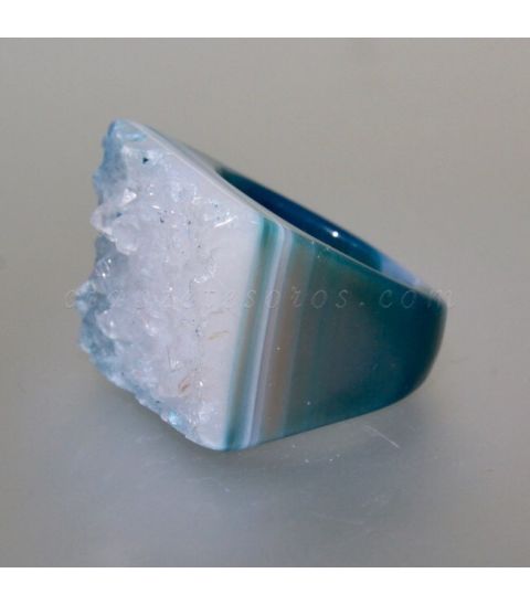 Ágata cristal gris tallada en anillo macizo