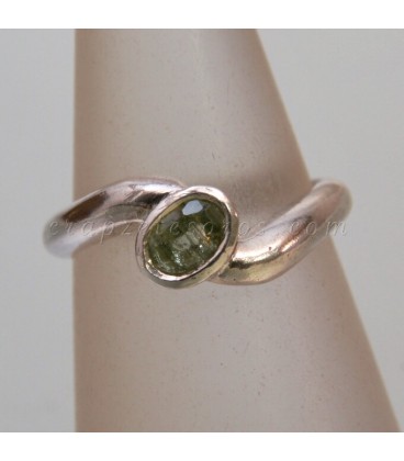 Olivína o Peridoto en anillo de plata de ley