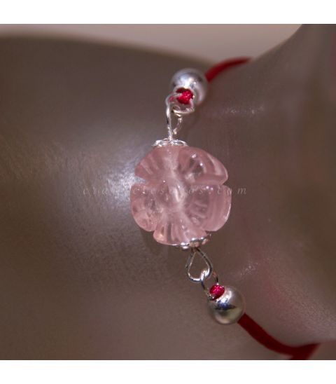 Cuarzo Rosa talla flor en pulsera de algodón ajustable con esferas de plata 