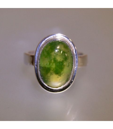 Granate verde en anillo de plata de ley