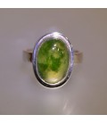 Granate verde en anillo de plata de ley