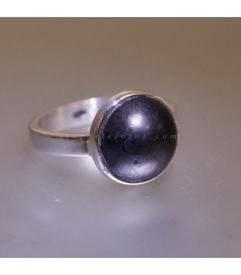 Shungita de Georgia tallada en cabujón sobre anillo de plata de ley