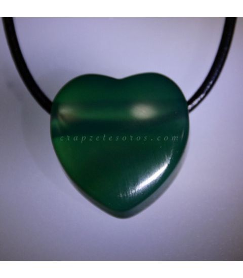 Ágata verde tallada como corazón colgante perforado