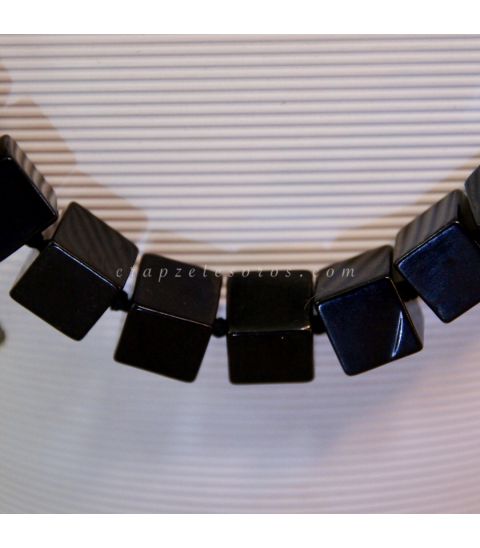 Azabache talla cúbica facetada en collar con nudos entre capa pieza y terminaciones de plata de ley