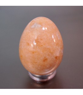 Calcita naranja tallada en forma de huevo en peana