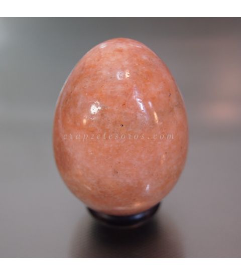 Calcita rosa tallada en forma de huevo en peana
