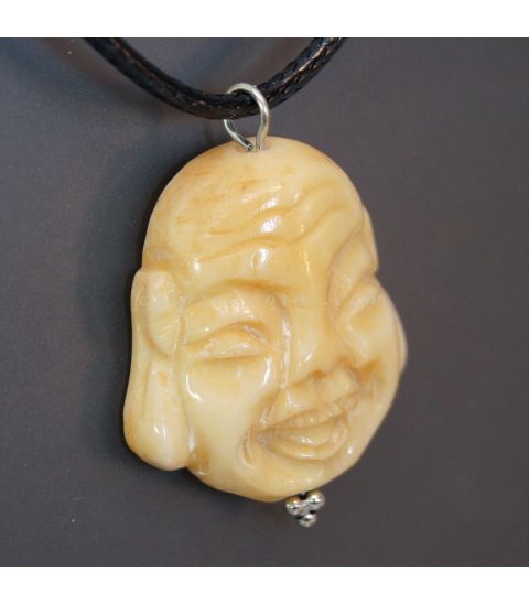 Buda Hotei tallado en hueso para colgante con cordón