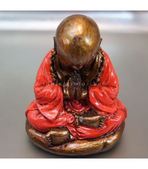 Buda meditación de resina con túnica roja