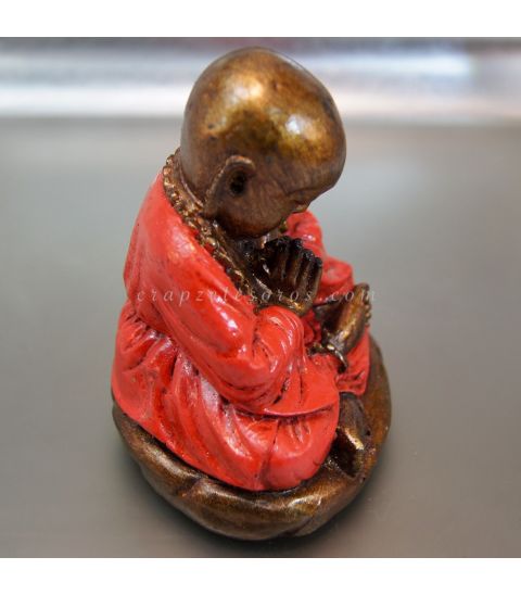 Buda meditación de resina con túnica roja