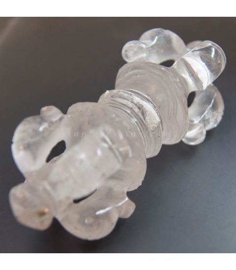 Cuarzo cristal tallado como Dorje o Vajra Hindú, la vara de poder de Buda.