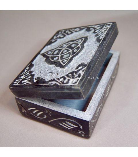 Trisqueta o Trisquel tallado en caja de Esteatita de India
