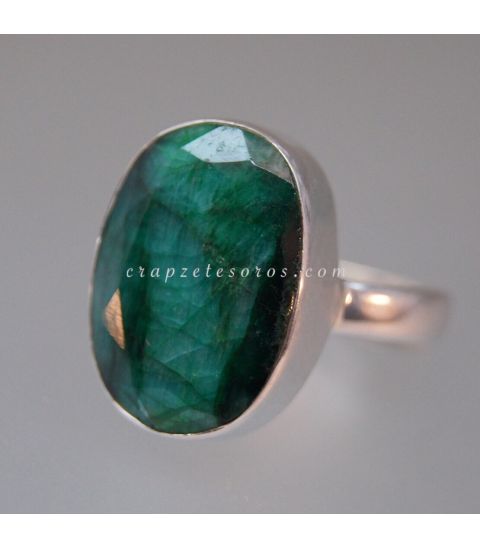 Corindón color esmeralda en anillo de plata de ley