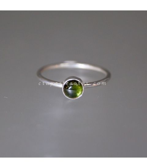 Verdelita o Turmalina verde en anillo de plata de ley