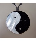 Yin Yang de Nácar en colgante de metal con cordón ajustable