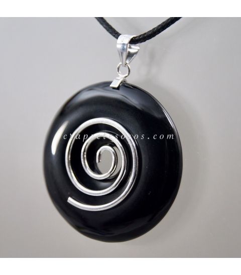 Obsidiana negra talla disco con espiral de plata para colgar.