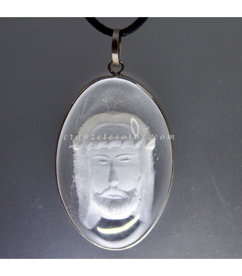 Cuarzo hialino con talla en reverso del rostro de Jesús y colgante de plata 