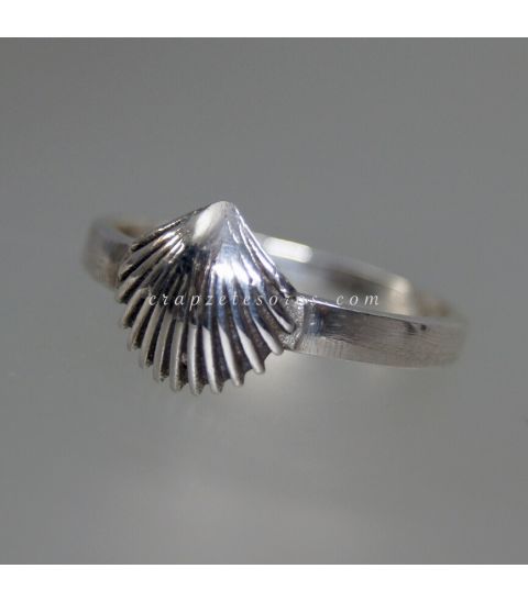 Concha peregrino en anillo realizado en plata de ley