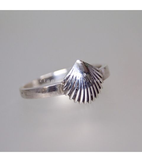 Concha peregrino en anillo realizado en plata de ley