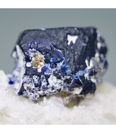 Lazulita cristalizada en paragénesis con calcita y pirita