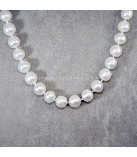 Grandes y raras Perlas esféricas naturales en collar con nudos y cierres de plata de ley
