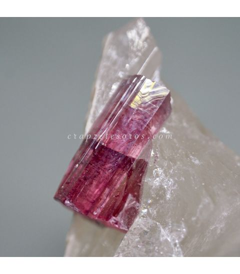 Cristal natural de Rubelíta en Cuarzo de Brasil