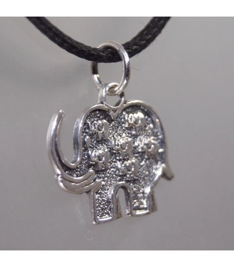 Elefante de plata de ley en colgante con elefantitos grabados.